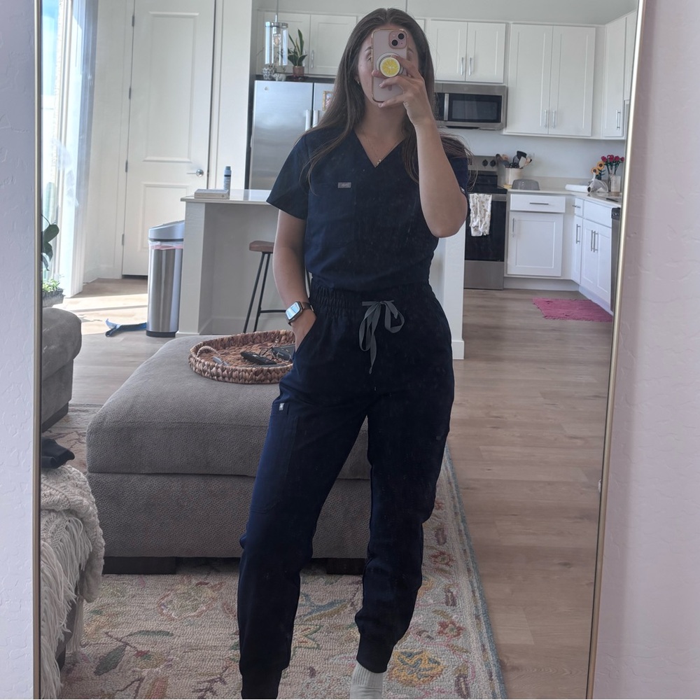 FIGS “navy” uman jogger set